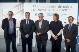 El conselleiro de Cultura, Educación y Ordenación Universitaria, Román Rodríguez, y el presidente de la Federación Gallega de Municipios y Provincias (FEGAMP) y alcalde del Barco de Valdeorras, Alfredo L. García Rodríguez, vienen de firmar en la sala Eisenman de la Cidade da Cultura