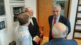 O secretario xeral de Política Lingüística e o coordinador científico do Centro Ramón Piñeiro para a Investigación en Humanidades recibiron a doazón este mediodía no Pazo de San Roque O secretario xeral de Política Lingüística e o coordinador científico do Centro Ramón Piñeiro para a Investigación en Humanidades recibiron a doazón este mediodía no Pazo de San Roque