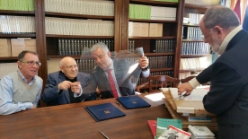El secretario general de Política Lingüística y el coordinador científico del Centro Ramón Piñeiro para la Investigación en Humanidades recibieron la donación este mediodía en el Pazo de San Roque