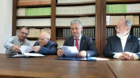El secretario general de Política Lingüística y el coordinador científico del Centro Ramón Piñeiro para la Investigación en Humanidades recibieron la donación este mediodía en el Pazo de San Roque
