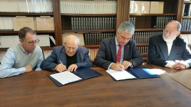 O secretario xeral de Política Lingüística e o coordinador científico do Centro Ramón Piñeiro para a Investigación en Humanidades recibiron a doazón este mediodía no Pazo de San Roque O secretario xeral de Política Lingüística e o coordinador científico do Centro Ramón Piñeiro para a Investigación en Humanidades recibiron a doazón este mediodía no Pazo de San Roque