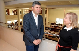 El delegado territorial de la Xunta, Ovidio Rodeiro, visitó las dependencias, donde coincidió con un grupo de estudiantes de segundo y tercero de la ESO del IES Elviña