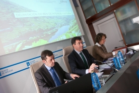 O conselleiro de Cultura, Educación e Ordenación Universitaria, Román Rodríguez, acompañado do secretario xeral técnico, Jesús Oitavén e da directora xeral do Patrimonio Cultural, Mª Carmen Martínez Ínsua, veñen de presentar esta mañá nun acto informativo a incoación como ben de interese cultural (BIC) coa categoría de Paisaxe Cultural da Ribeira Sacra
