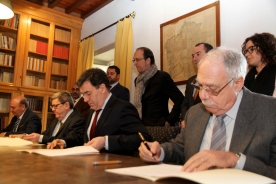 El conselleiro de Cultura, Educación y Ordenación Universitaria y presidente del Patronato de la Fundación Pública Gallega Camilo José Cela (FPGCJC), Román Rodríguez; el director del Instituto Cervantes, Juan Manuel Bonet; el titular de la Diputación de Guadalajara, José Manuel Latre; y el responsable de la Fundación Charo y CJC, Camilo José Cela Conde; firmaron hoy un protocolo de colaboración
