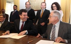 El conselleiro de Cultura, Educación y Ordenación Universitaria y presidente del Patronato de la Fundación Pública Gallega Camilo José Cela (FPGCJC), Román Rodríguez; el director del Instituto Cervantes, Juan Manuel Bonet; el titular de la Diputación de Guadalajara, José Manuel Latre; y el responsable de la Fundación Charo y CJC, Camilo José Cela Conde; firmaron hoy un protocolo de colaboración