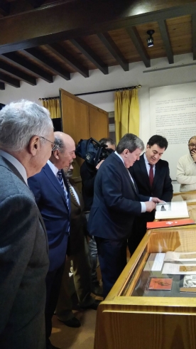 El conselleiro de Cultura, Educación y Ordenación Universitaria y presidente del Patronato de la Fundación Pública Gallega Camilo José Cela (FPGCJC), Román Rodríguez; el director del Instituto Cervantes, Juan Manuel Bonet; el titular de la Diputación de Guadalajara, José Manuel Latre; y el responsable de la Fundación Charo y CJC, Camilo José Cela Conde; firmaron hoy un protocolo de colaboración