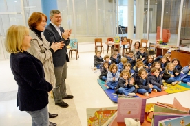 El delegado territorial de la Xunta en A Coruña, Ovidio Rodeiro, acompañó esta mañana a un grupo de 25 alumnos del colegio Santa María del Mar en su visita a la biblioteca pública Miguel González Garcés