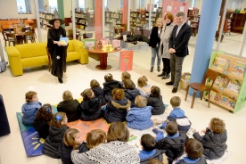 El delegado territorial de la Xunta en A Coruña, Ovidio Rodeiro, acompañó esta mañana a un grupo de 25 alumnos del colegio Santa María del Mar en su visita a la biblioteca pública Miguel González Garcés