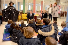 El delegado territorial de la Xunta en A Coruña, Ovidio Rodeiro, acompañó esta mañana a un grupo de 25 alumnos del colegio Santa María del Mar en su visita a la biblioteca pública Miguel González Garcés