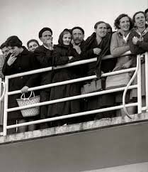 La exposición reúne 51 imágenes tomadas por el fotoperiodista coruñés Alberto Martí en las que se refleja el éxodo gallego hacia América La exposición reúne 51 imágenes tomadas por el fotoperiodista coruñés Alberto Martí en las que se refleja el éxodo gallego hacia América