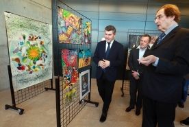 El delegado territorial de A Coruña, Ovidio Rodeiro, visitó esta mañana la exposición O Camiño a Viena 