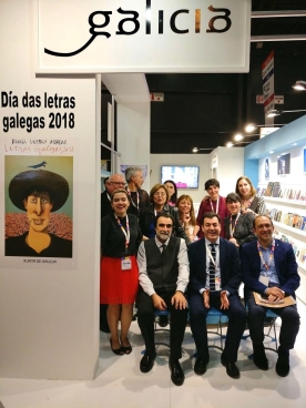 El conselleiro de Cultura y Educación visitó el expositor gallego en la FILBA y se reunió con su director, Oche Califa