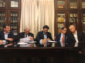 El conselleiro de Cultura, Educación e Ordenación Universitaria, Román Rodríguez González, y el secretario xeral de Emigración, Antonio Rodríguez Miranda, en la presentación 