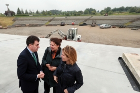 O conselleiro de Educación, Cultura e Ordenación Universitaria, Román Rodríguez, e a directora de Turismo de Galicia, Nava Castro, acompañados da comisaria do Xacobeo 2021, Cecilia Pereira, visitaron hoxe o avance das obras de adecuación do recinto de festivais do Parque Monte do Gozo