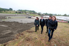O conselleiro de Educación, Cultura e Ordenación Universitaria, Román Rodríguez, e a directora de Turismo de Galicia, Nava Castro, acompañados da comisaria do Xacobeo 2021, Cecilia Pereira, visitaron hoxe o avance das obras de adecuación do recinto de festivais do Parque Monte do Gozo