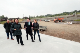 O conselleiro de Educación, Cultura e Ordenación Universitaria, Román Rodríguez, e a directora de Turismo de Galicia, Nava Castro, acompañados da comisaria do Xacobeo 2021, Cecilia Pereira, visitaron hoxe o avance das obras de adecuación do recinto de festivais do Parque Monte do Gozo