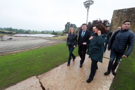 O conselleiro de Educación, Cultura e Ordenación Universitaria, Román Rodríguez, e a directora de Turismo de Galicia, Nava Castro, acompañados da comisaria do Xacobeo 2021, Cecilia Pereira, visitaron hoxe o avance das obras de adecuación do recinto de festivais do Parque Monte do Gozo