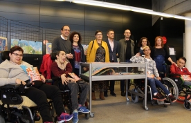 La exposición Elisa no mundo das marabillas llega a la biblioteca de Santiago Ánxel Casal