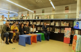La exposición Elisa no mundo das marabillas llega a la biblioteca de Santiago Ánxel Casal