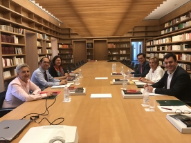 El conselleiro de Cultura, Educación e Ordenación Universitaria, Román Rodríguez, en el encuentro de trabajo en la biblioteca del Centro de Investigación Internacional de la Lengua Española (Cilengua) en San Millán de la Cogolla