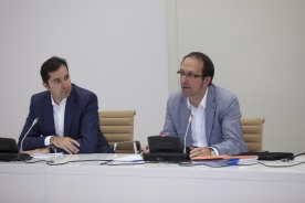 Anxo Lorenzo y Jacobo Sutil en la sesión informativa sobre las ayudas de la Agadic Anxo Lorenzo y Jacobo Sutil en la sesión informativa sobre las ayudas de la Agadic