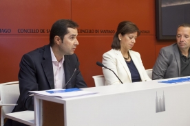 O director da Agadic e a concelleira de Cultura de Santiago, na presentación do novo bono