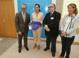 O conselleiro de Cultura na entrega da peza da vidreira á presidenta do Parlamento galego