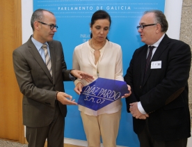 O conselleiro de Cultura na entrega da peza da vidreira á presidenta do Parlamento galego