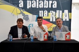 O secretario xeral de Política Lingüística, Valentín García, participa na Feira do Libro da Coruña na presentación da nova obra de Xosé Luna O secretario xeral de Política Lingüística, Valentín García, participa na Feira do Libro da Coruña na presentación da nova obra de Xosé Luna