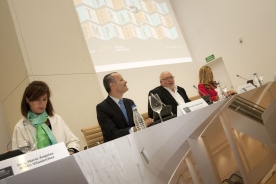 O conselleiro de Cultura, Educación e Ordenación Universitaria, Xesús Vázquez Abad, inaugurou hoxe a VI Bienal Literaria que rende homenaxe ás letras galegas e que se desenvolverá ao longo de dúas xornadas no Gaiás 