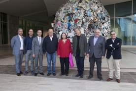 Vázquez Abad recibe los participantes en el 'Encontro en Compostela', dentro de la VI Bienal Literaria del Pen Club Vázquez Abad recibe los participantes en el 'Encontro en Compostela', dentro de la VI Bienal Literaria del Pen Club