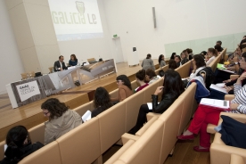 O secretario xeral de Cultura, Anxo Lorenzo, durante a xornada de formación que tivo lugar na Cidade da Cultura para lles dar a coñecer aos técnicos das bibliotecas esta nova plataforma