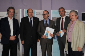  O conselleiro de Cultura, Educación e Ordenación Universitaria da Xunta de Galicia, Xesús Vázquez Abad, visitou esta tarde na Casa da Xuventude de Ourense, a mostra “Nimbos de luz”