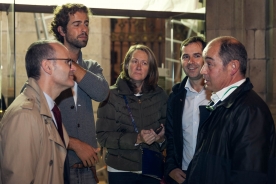 O conselleiro de Cultura, Educación e Ordenación Universitaria, Xesús Vázquez Abad, acompañado polo director da Agadic, Jacobo Sutil, visitou esta pasada noite a rodaxe da miniserie de televisión ‘Códice’