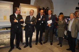 O titular de Cultura e Educación, Xesús Vázquez Abad, acompañado polo secretario xeral de Cultura, Anxo Lorenzo, e do delegado territorial da Xunta en Ourense, Rogelio Martínez, inaugurou hoxe a exposición no Arquivo Histórico Provincial de Ourense “O Padre Feijoo, a traza galega dun ilustrado universal”, dedicada a este ilustre pensador con motivo do 250 aniversario do seu pasamento.