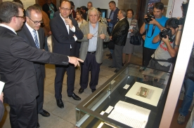 O titular de Cultura e Educación, Xesús Vázquez Abad, acompañado polo secretario xeral de Cultura, Anxo Lorenzo, e do delegado territorial da Xunta en Ourense, Rogelio Martínez, inaugurou hoxe a exposición no Arquivo Histórico Provincial de Ourense “O Padre Feijoo, a traza galega dun ilustrado universal”, dedicada a este ilustre pensador con motivo do 250 aniversario do seu pasamento.