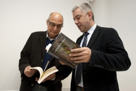 El secretario xeral de Política Lingüística, Valentín García, presenta en rueda de prensa la obra 'Memoria de abril', acompañado por el autor, Francisco Fernández Naval