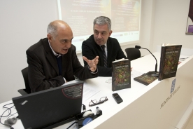O secretario xeral de Política Lingüística, Valentín García, presenta en rolda de prensa a obra “Memoria de abril”, acompañado polo autor, Francisco Fernández Naval