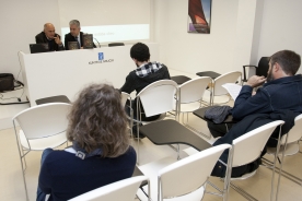 O secretario xeral de Política Lingüística, Valentín García, presenta en rolda de prensa a obra “Memoria de abril”, acompañado polo autor, Francisco Fernández Naval