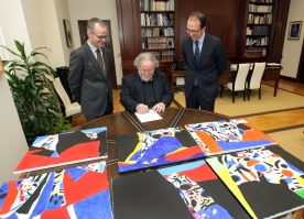 O artista reuniuse con Xesús Vázquez Abad para entregarlle as oito obras que recibirán cada un dos premiados con estes galardóns 