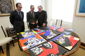 O artista reuniuse con Xesús Vázquez Abad para entregarlle as oito obras que recibirán cada un dos premiados con estes galardóns 