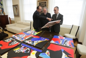 O artista reuniuse con Xesús Vázquez Abad para entregarlle as oito obras que recibirán cada un dos premiados con estes galardóns 