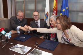 O conselleiro de Cultura, Educación e Ordenación Universitaria e o alcalde de Lugo asinaron hoxe un convenio de colaboración para a posta a disposición, por parte do Concello, dos terreos necesarios para dotar á Muralla romana dun ascensor