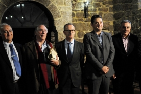 O conselleiro de Cultura, Educación e Ordenación Universitaria, participou esta mañá na entrega dos décimos Premios Bacelos de Prata ás adegas ‘Arco da Vella’,da zona do Ribeiro, e ‘Terra de Asorei’, do Salnés