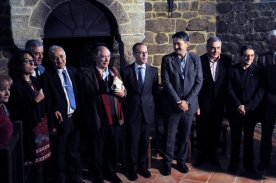 O conselleiro de Cultura, Educación e Ordenación Universitaria, participou esta mañá na entrega dos décimos Premios Bacelos de Prata ás adegas ‘Arco da Vella’,da zona do Ribeiro, e ‘Terra de Asorei’, do Salnés