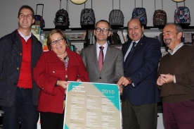 O conselleiro de Cultura, Educación e Ordenación Universitaria, Xesús Vázquez Abad, fíxolle hoxe entrega á Federación de Librarías de Galicia do Calendario do Libro e da Lectura de Galicia do 2015, nun acto celebrado co gallo do Día das Librarías