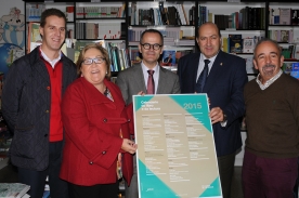  O conselleiro de Cultura, Educación e Ordenación Universitaria, Xesús Vázquez Abad, fíxolle hoxe entrega á Federación de Librarías de Galicia do Calendario do Libro e da Lectura de Galicia do 2015, nun acto celebrado co gallo do Día das Librarías