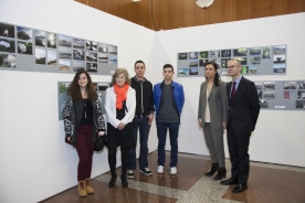 O Parlamento de Galicia acolleu hoxe a entrega dos premios do concurso de fotografías ‘A miña patria, my homeland’, nun acto presidido pola titular da Cámara autonómica, Pilar Rojo, e no que participaron o conselleiro de Cultura e Educación, Xesús Vázquez Abad, e o director xeral de Educación, FP e Innovación, Manuel Corredoira