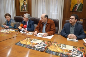 Rogelio Martínez desexoulles éxito aos organizadores do festival dedicados dende hai nove anos ao labor de achegar o folclore aos veciños de Ramirás