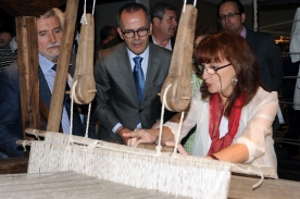 O conselleiro de Cultura, Educación e Ordenación Universitaria, Xesús Vázquez Abad, acompañado polo secretario xeral de Cultura, Anxo Lorenzo, inaugurou hoxe o Museo do Traxe Folclórico